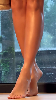 Livia Brito feet photo thumbnail