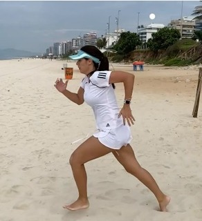 Livia Nepomuceno feet photo 11