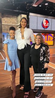 Liz Cambage feet photo thumbnail