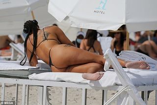 Liz Cambage feet photo thumbnail