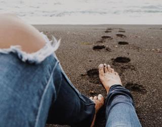 Liza Koshy feet photo thumbnail