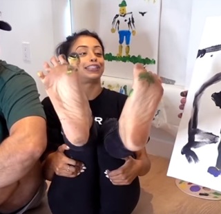 Liza Koshy feet photo thumbnail