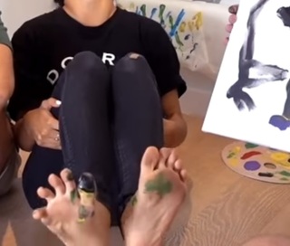 Liza Koshy feet photo thumbnail