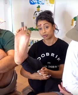Liza Koshy feet photo thumbnail