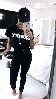 Liza Koshy feet photo thumbnail