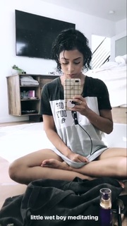 Liza Koshy feet photo thumbnail