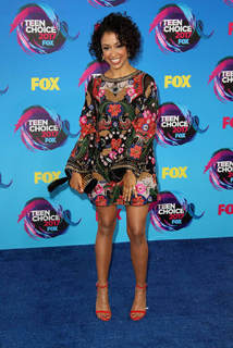 Liza Koshy feet photo thumbnail