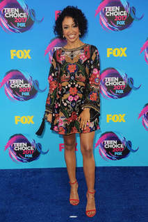 Liza Koshy feet photo thumbnail