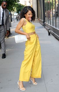 Liza Koshy feet photo thumbnail