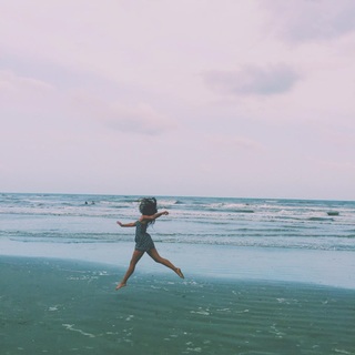 Liza Koshy feet photo thumbnail