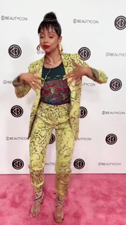 Liza Koshy feet photo thumbnail