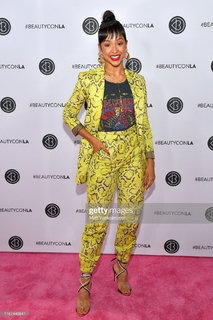 Liza Koshy feet photo thumbnail