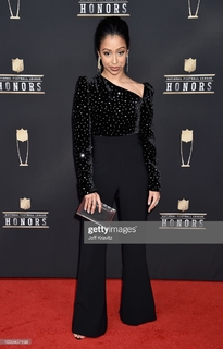 Liza Koshy feet photo thumbnail