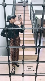 Liza Koshy feet photo thumbnail