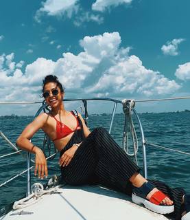 Liza Koshy feet photo thumbnail