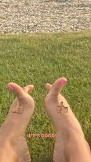 Liza Koshy feet photo thumbnail