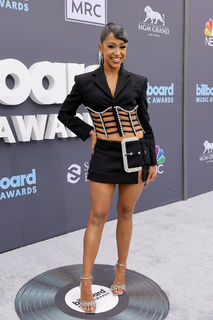 Liza Koshy feet photo thumbnail