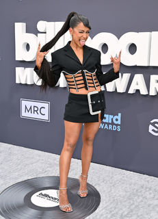 Liza Koshy feet photo thumbnail