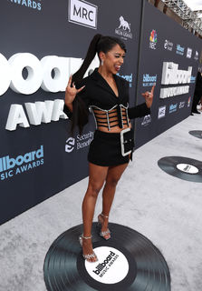 Liza Koshy feet photo thumbnail