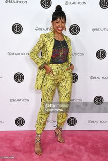 Liza Koshy feet photo thumbnail