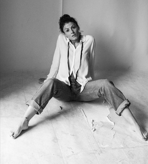 Liza Tzschirner feet photo thumbnail