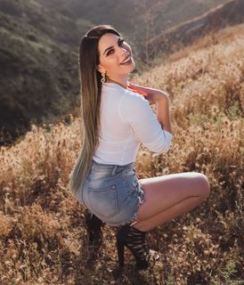 Lizbeth Rodríguez feet photo thumbnail