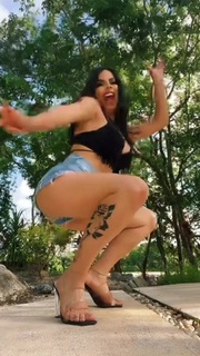 Lizbeth Rodríguez feet photo thumbnail