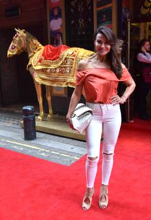 Lizzie Cundy feet photo thumbnail