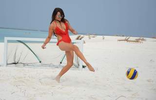 Lizzie Cundy feet photo thumbnail