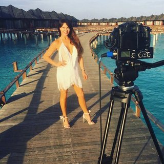 Lizzie Cundy feet photo thumbnail