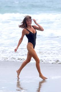 Lizzie Cundy feet photo thumbnail