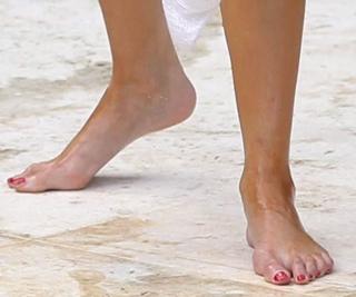 Lizzie Cundy feet photo thumbnail