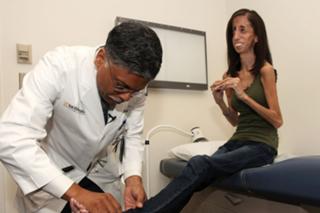 Lizzie Velasquez feet photo 9