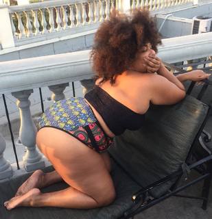 Lizzo feet photo thumbnail