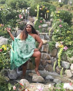 Lizzo feet photo thumbnail