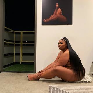 Lizzo feet photo thumbnail