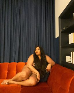 Lizzo feet photo thumbnail