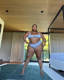 Lizzo feet photo thumbnail