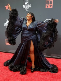 Lizzo feet photo thumbnail