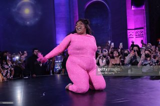 Lizzo feet photo thumbnail
