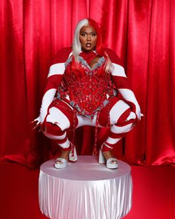 Lizzo feet photo thumbnail