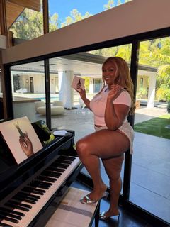 Lizzo feet photo 3
