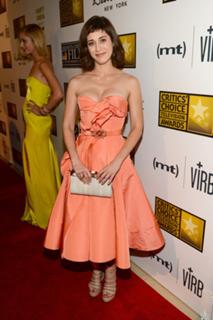 Lizzy Caplan feet photo thumbnail