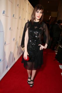 Lizzy Caplan feet photo thumbnail