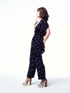 Lizzy Caplan feet photo thumbnail