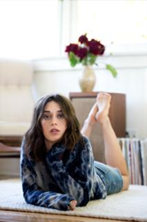Lizzy Caplan feet photo thumbnail