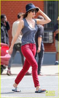 Lizzy Caplan feet photo thumbnail