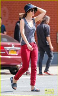 Lizzy Caplan feet photo thumbnail