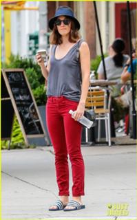 Lizzy Caplan feet photo thumbnail