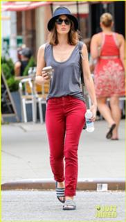 Lizzy Caplan feet photo thumbnail